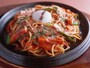 横浜ならではの洋食メニューもあります。「昔ながらのナポリタン 鉄板焼き温泉玉子添え（1500円）」。アツアツの鉄板で豪快に登場！