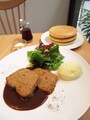有機野菜のミートローフ オーガニックワインのデミグラスソース添え（パンケーキ3枚付き）（1250円）。肉と有機野菜の旨みがつまったミートローフに、コクのあるデミグラスソースが。ソースはパンケーキにつけても◎