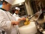 蒸し鶏を使った料理を作るシェフ。ここもオープンキッチンスタイル (c) Galaxy Macau
