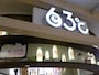 「東毛酪農63℃」のロゴマークと店内に飾られた牛乳