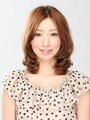 顔周りを包み込む小顔セミロング