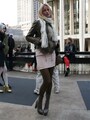 シャープな着こなしには、ホワイトファーで愛らしさをプラス