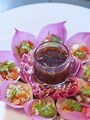 蓮の花びらを使ったサラダ 