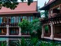 池を囲むように建っているラグーンの部屋 