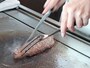 目の前で好みの焼き加減で調理してもらえる鉄板焼きコーナー