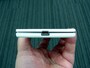 中央にmicroUSB端子を備える
