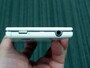 ヘッドホン端子と電源ボタン、ワンセグアンテナを備える上面