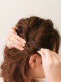 ピンが頭皮に触れるようにしっかりとめる