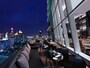 24階にあるレストラン「UP&ABOVE」のアウトサイド シーティング。夜景を楽しみながら食事は格別 