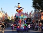 ディズニーランドで見逃せないのは、1日数回行われているパレード