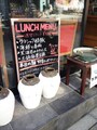 ランチタイムに掲出されるメニュー看板