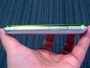 側面形状に溶け込んだデザインの音量の上下キー