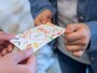 お年玉が、お餅からお金へ、子どもへあげる風習へと変わっていきます