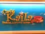 ハワイの美しい海と空を連想させる「カフェ・カイラ」の店舗ロゴマーク
