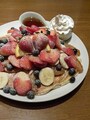 「カフェ・カイラ」の「カイラ・オリジナル パンケーキ」トッピング全部のせ（2000円）