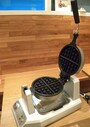 「カイラ・オリジナルワッフル」の丸い形はこのマシーンで焼き上げる