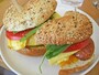 肉類とチーズが選べるベーグル・サンドイッチ。甘いパンケーキやワッフルと、オムレツ、サンドイッチなどをシェアして食べるのがベスト