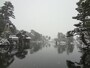 霞ヶ池。左にせり出している建物は江戸時代に建てられた茶室・内橋亭