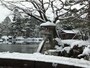 霞ヶ池のほとりにあることじ灯籠は人気の記念撮影スポット