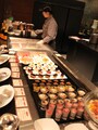 小さなケーキが並ぶスイーツコーナー