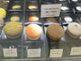 「CELLAR DE CHOCOLAT（セラー・ド・ショコラ）」のマカロン（1個・各252円、5個入り・1260円　、10個入・2520円）