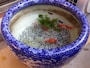 金魚を火鉢などで飼い、上から眺めると、横から見た時と違った美しさを堪能できる