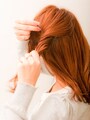 毛束を少しすくい頭皮に対して垂直にアメピンをさし、倒しながら押し込むとしっかりとまる