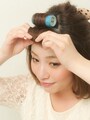 毛束を根元から垂直に引きだしカーラーで巻く