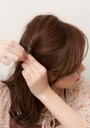 ピニングの際、ねじった毛束を少しすくい、頭に対して垂直にピンをさし倒しながら留めるとしっかり留まる。