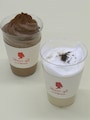 「メリーズ カフェ」のドリンク。左：「アイス・チョコレート・ドリンク [チョコレート・ムース]」(480円)、右：「カプチーノ・スクーロ」(420円)
