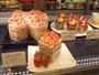 「御影高杉」のショーケース。人気の定番「苺のショートケーキ」(577円)。