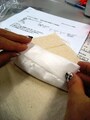 重曹を市販のだしパックやティーパックに入れて布に包むと簡単！