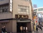 角地で斜めに入り口を配した同店店頭