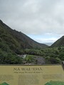 展望台手前からカフルイ湾への眺め。プウ・ククイ山一帯はハワイで2番目に雨が多い場所で、麓にある4つのエリアではタロイモや果実などの栽培がさかんだった