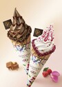 「ゴディバ ソフトクリーム ダブルチョコレート キャラメル」「ゴディバ ソフトクリーム ホワイトチョコレート ラズベリー&ローズ」 各510円(税込) ※2016年9月30日までの販売