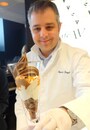 目の前で手際よくチョコレートパフェを作るユーグ・プジェシェフ