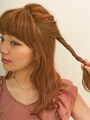 ハチ上の毛束を後ろに向かってねじる
