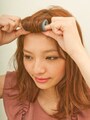 前髪が１カールはいる大きさのカーラーで巻く