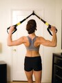 体の位置を変えるだけで、簡単に負荷調整ができるのがTRXの大きなメリット。その日のコンディションに合わせて、細かい調整も可能だ