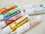ホールフーズ・マーケットのオリジナルオーガニックリップバーム（左）。値段3倍のジョンマスター（右）と使用感は同じで優秀