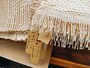 様々なお茶の名前の札がつけられた茶染めの布