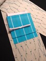 浴衣：綿麻蜘蛛絞り」(綿100%) 青碧 12万6000円(税込/仕立込) ／帯：霰縞八寸(綿100%) 浅葱色 5万400円(税込/仕立込)