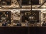 レセプションは、宮殿をイメージした薄暗い照明とゴージャスなインテリアが厳かな雰囲気を演出