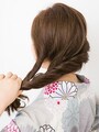 ２本の毛束がそれぞれ内側を向くようにねじる