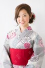 グレーの浴衣を赤帯で引き締めて
