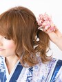 花が正面を向くように髪飾りを留める