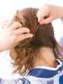 トップの髪を下ろし、アメピンで固定