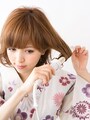コテで髪全体を内巻きにする