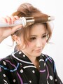 前髪を巻いた後は、コームで軽くならして