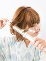 ヘアアイロンで髪全体をミックス巻きにする